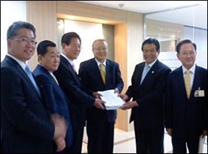 섬진강환경행정협의회가 지난 22일 국토해양부를 방문해 섬진강살리기 마스터플랜에 대한 공동건의문을 전달했다.